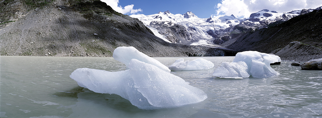 Gletschersee in Graubünden mit schwimmenden Eisschollen